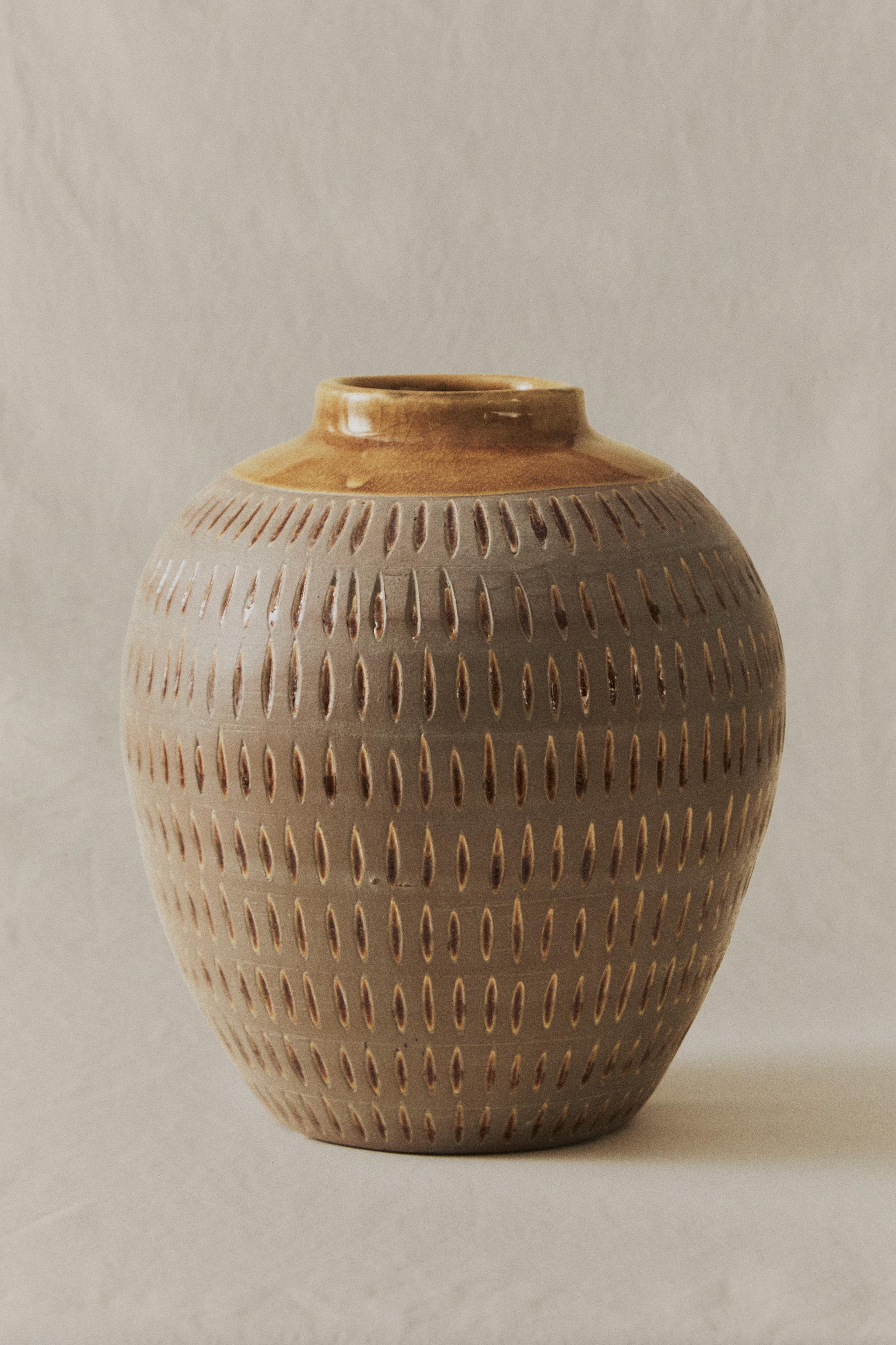 ROUND DECORATIVE CERAMIC VASE